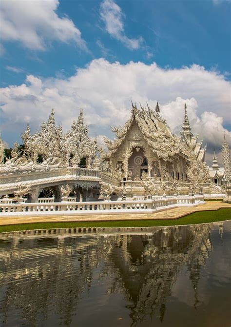  Wat Rong Khun 화려한 조각과 신비로운 분위기가 어우러진 백색 절